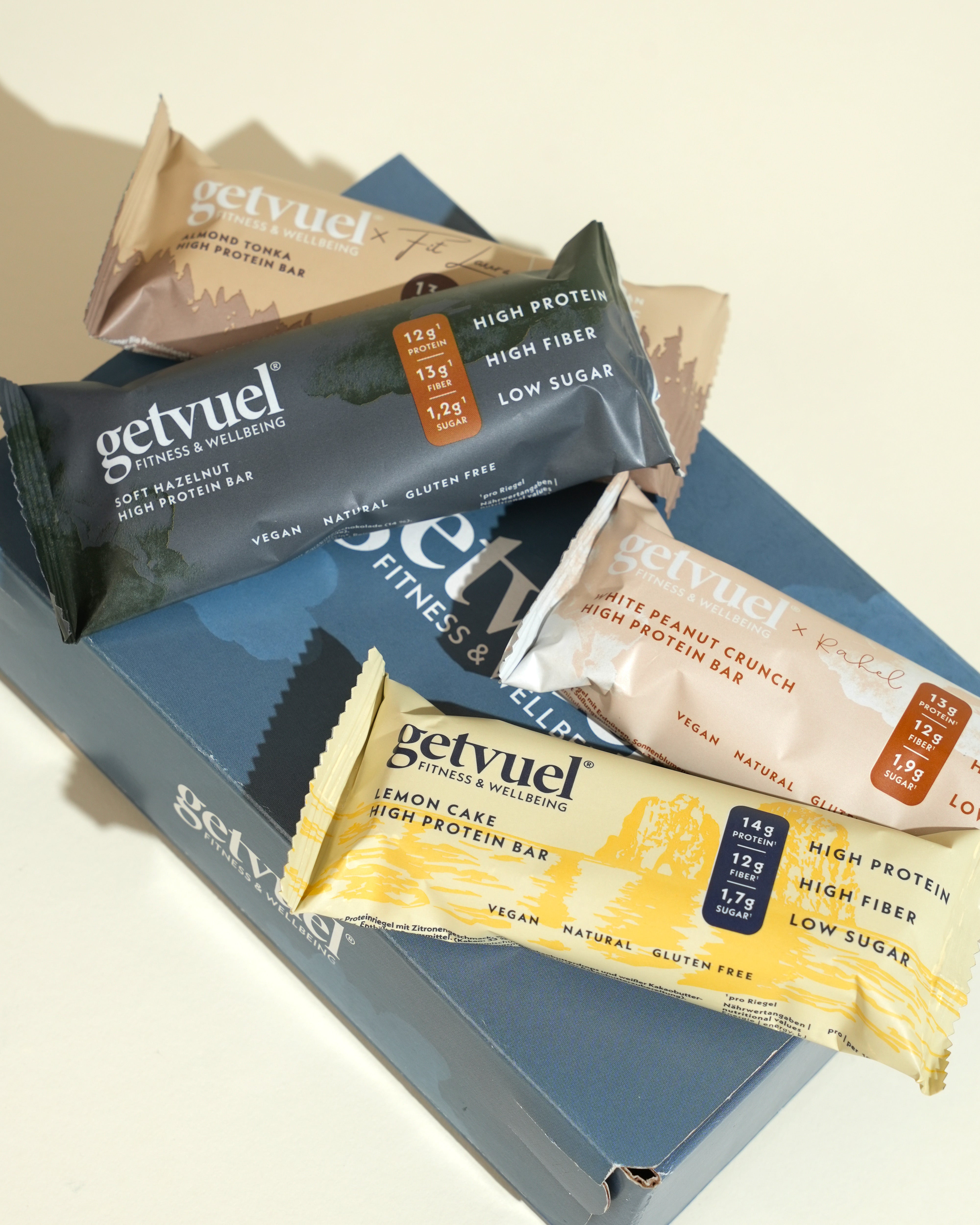 Proteinriegel von getvuel – Probierbox mit vier Sorten – Pack- und Detailansicht
